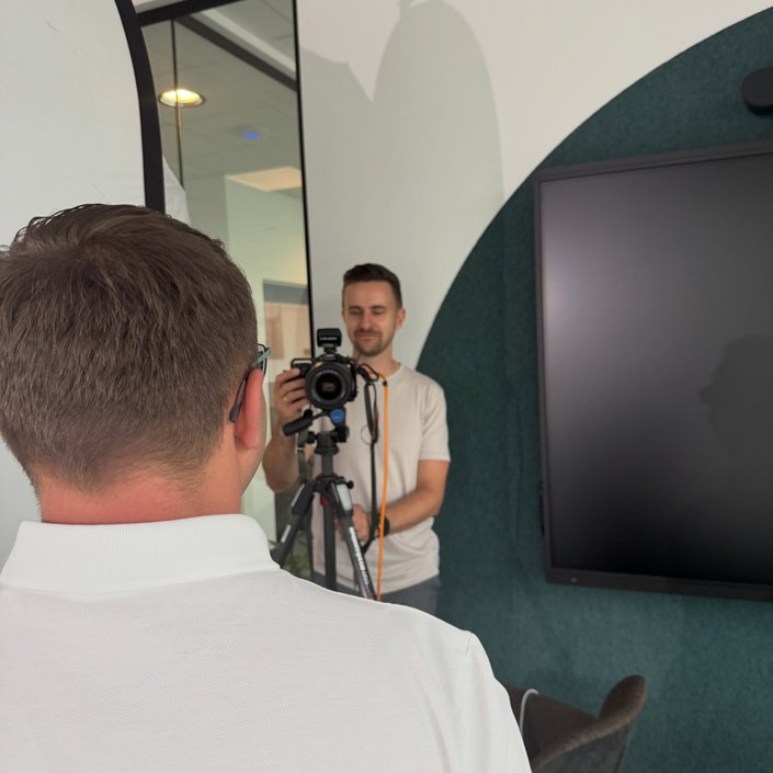 📸 Heute standen unsere Mitarbeiter vor der Kamera!
 
Fotograf @reneknabl_fotografie war bei FES zu Besuch und hat neue...